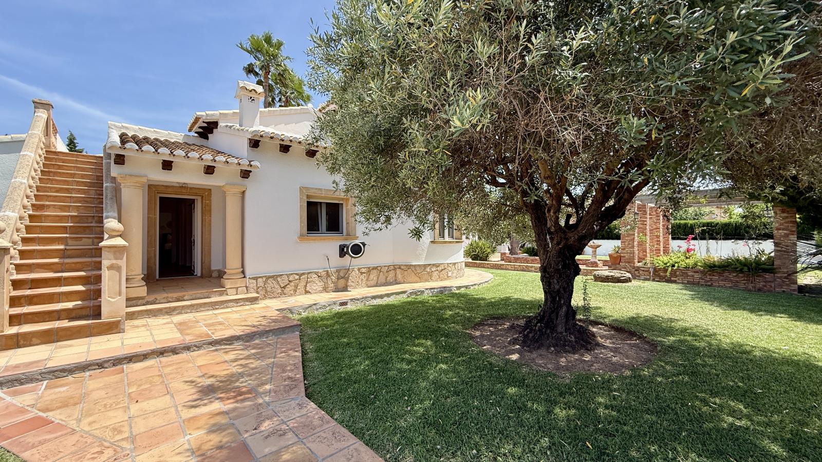 Villa de ensueño única cerca de Dénia, con una gran parcela esquinera y a pocos minutos a pie del mar.