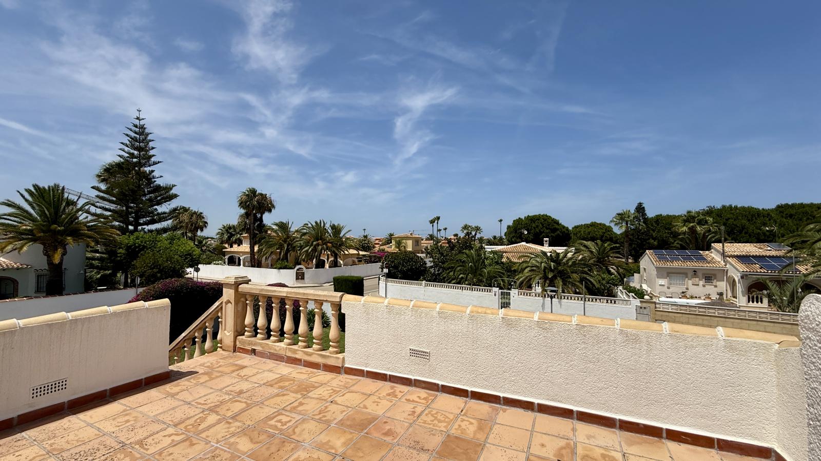 Villa de ensueño única cerca de Dénia, con una gran parcela esquinera y a pocos minutos a pie del mar.