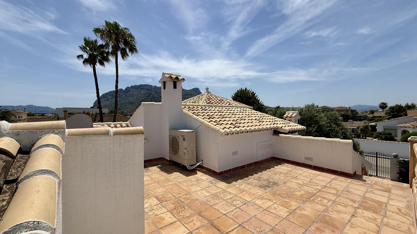 Villa de ensueño única cerca de Dénia, con una gran parcela esquinera y a pocos minutos a pie del mar.