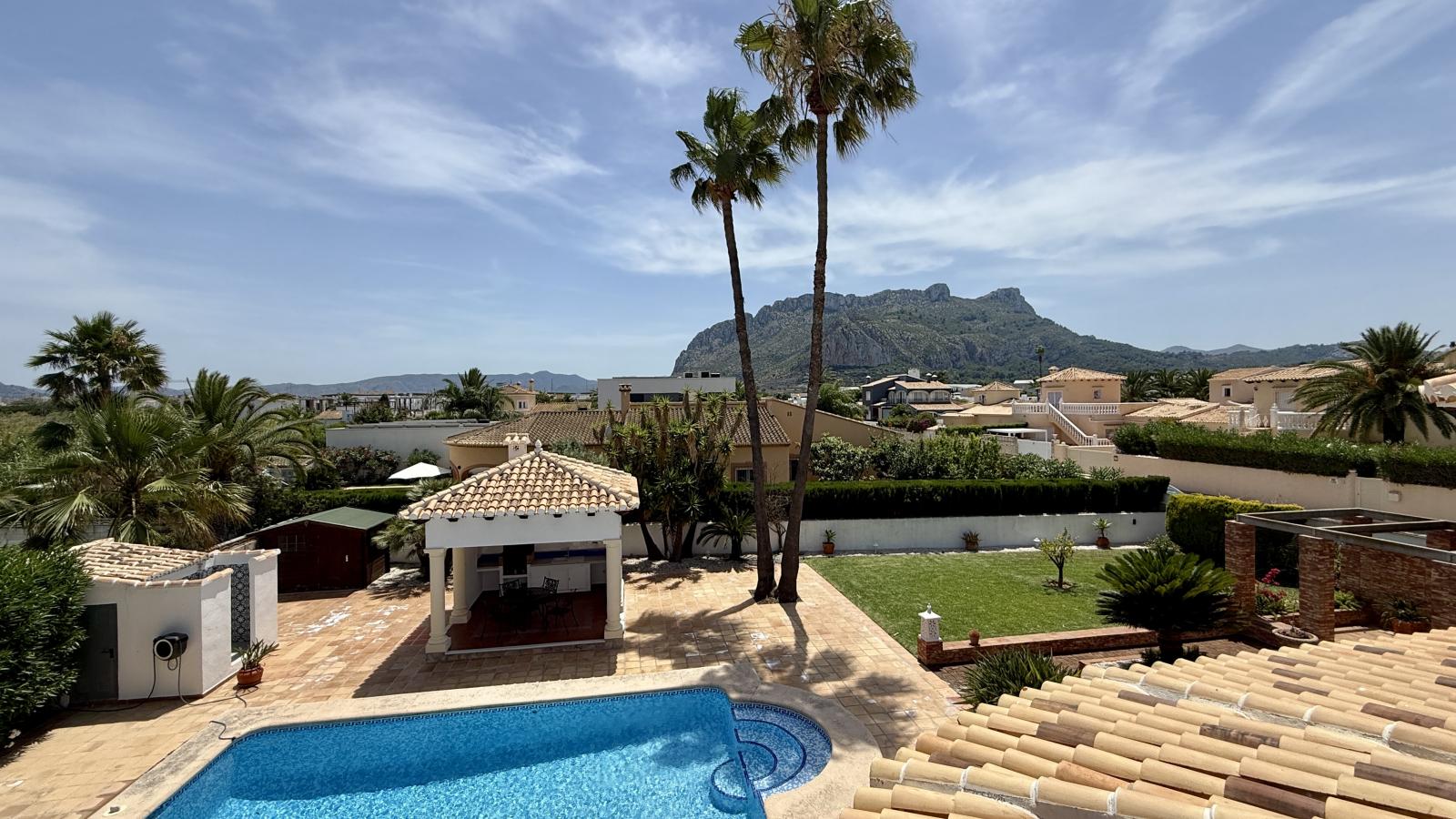 Villa de ensueño única cerca de Dénia, con una gran parcela esquinera y a pocos minutos a pie del mar.