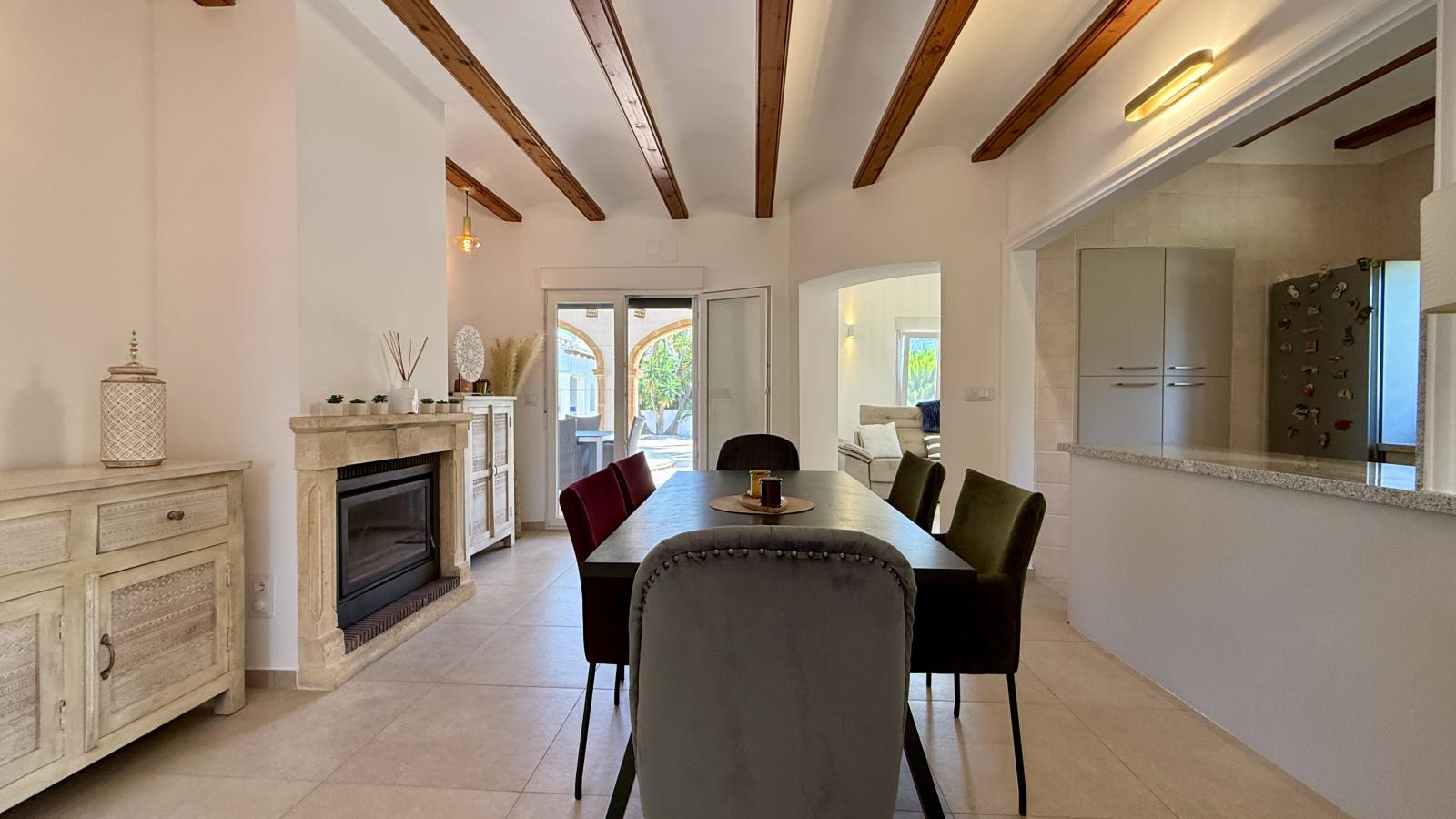 Villa de ensueño única cerca de Dénia, con una gran parcela esquinera y a pocos minutos a pie del mar.