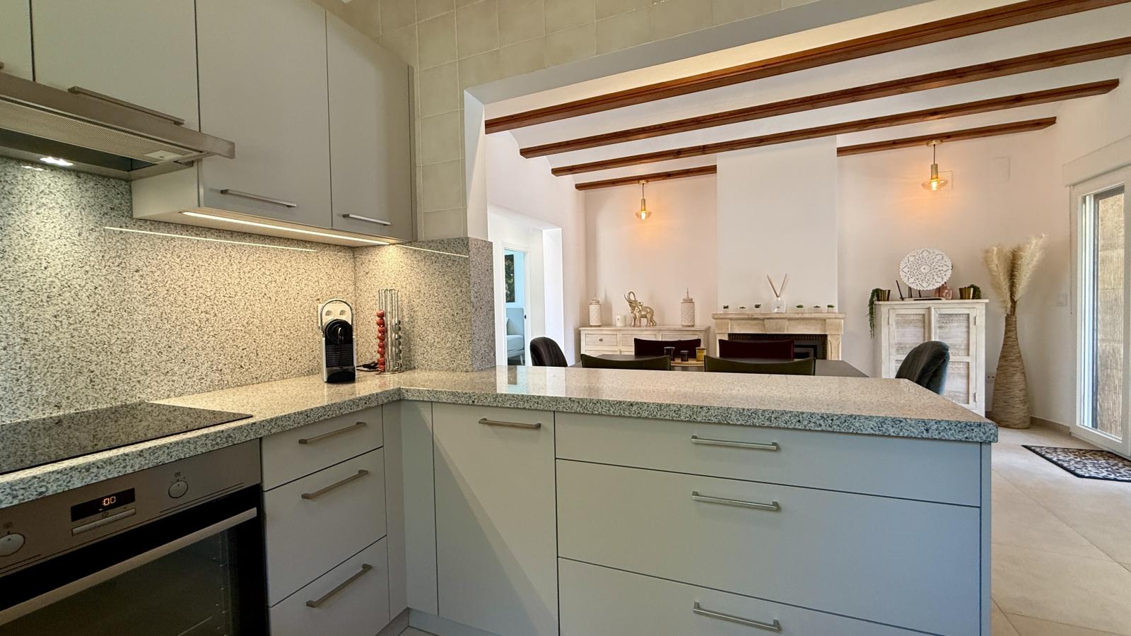 Villa de ensueño única cerca de Dénia, con una gran parcela esquinera y a pocos minutos a pie del mar.