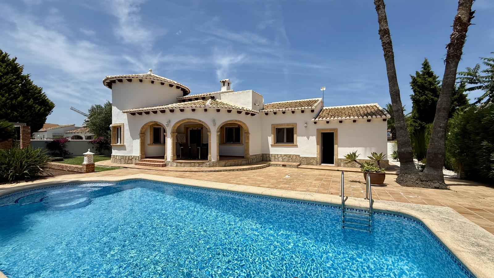 Villa de ensueño única cerca de Dénia, con una gran parcela esquinera y a pocos minutos a pie del mar.