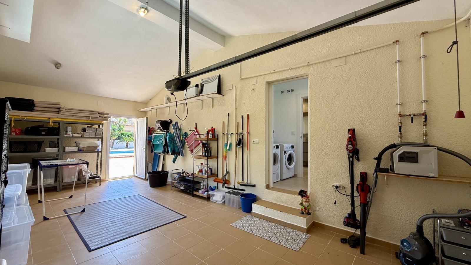 Villa de ensueño única cerca de Dénia, con una gran parcela esquinera y a pocos minutos a pie del mar.