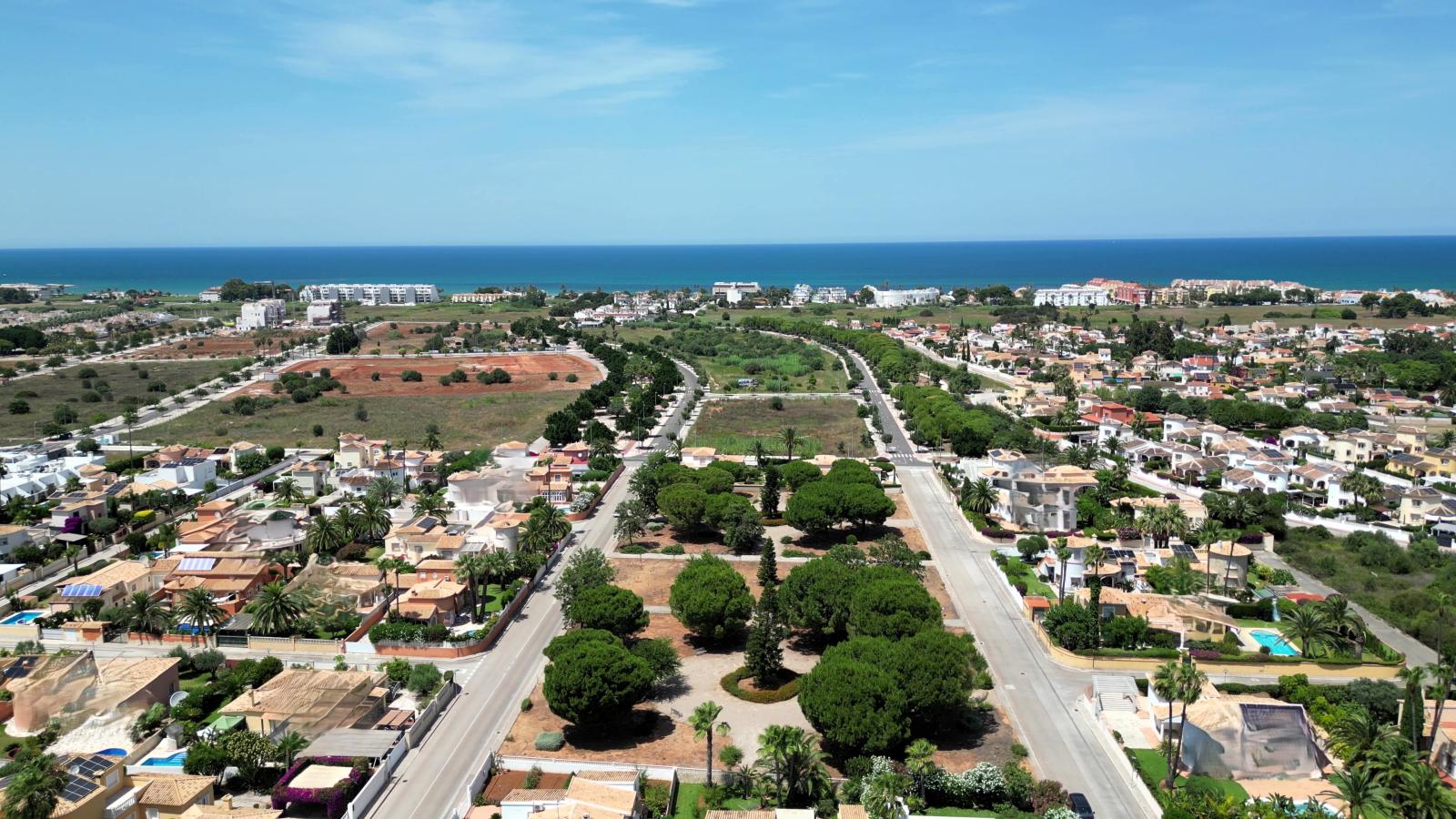 Villa de ensueño única cerca de Dénia, con una gran parcela esquinera y a pocos minutos a pie del mar.