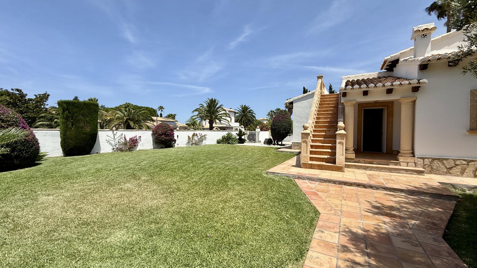 Villa de ensueño única cerca de Dénia, con una gran parcela esquinera y a pocos minutos a pie del mar.