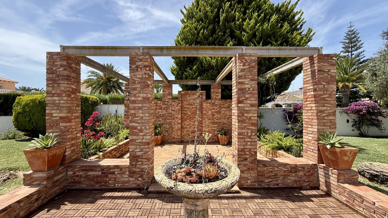 Villa de ensueño única cerca de Dénia, con una gran parcela esquinera y a pocos minutos a pie del mar.