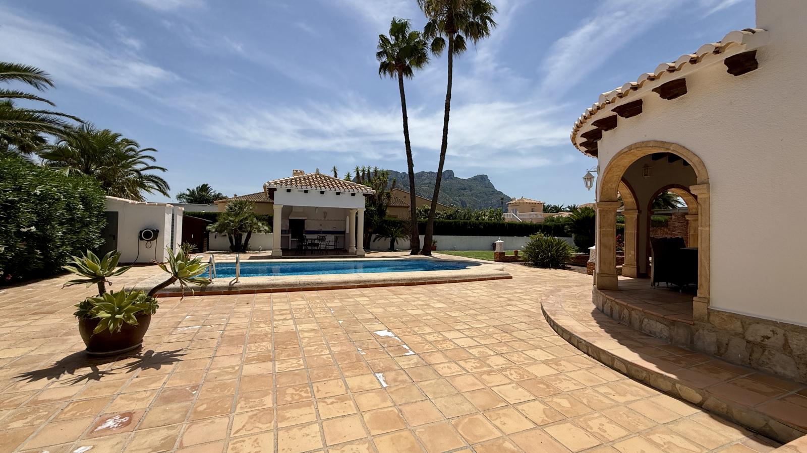 Villa de ensueño única cerca de Dénia, con una gran parcela esquinera y a pocos minutos a pie del mar.