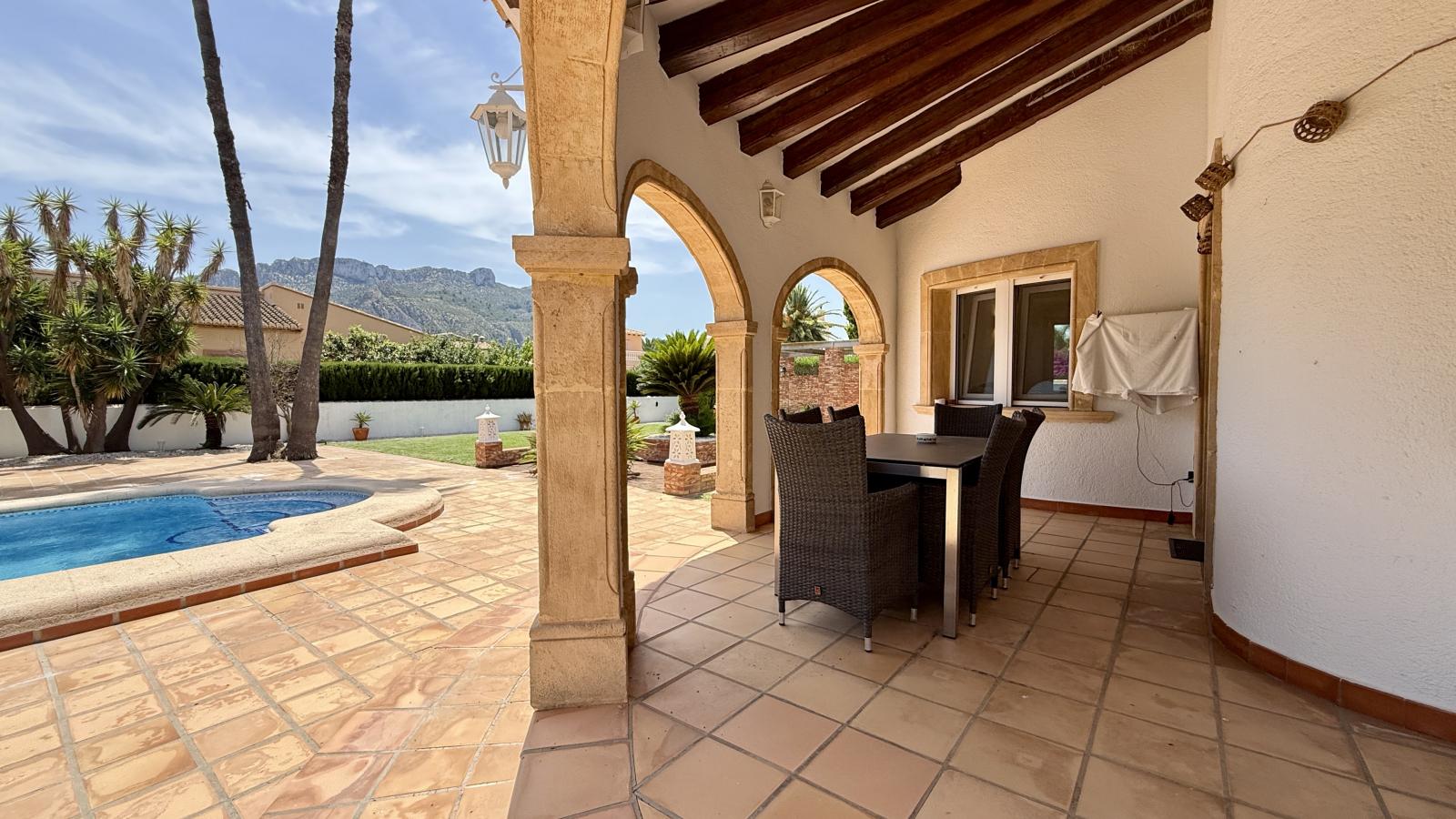 Villa de ensueño única cerca de Dénia, con una gran parcela esquinera y a pocos minutos a pie del mar.