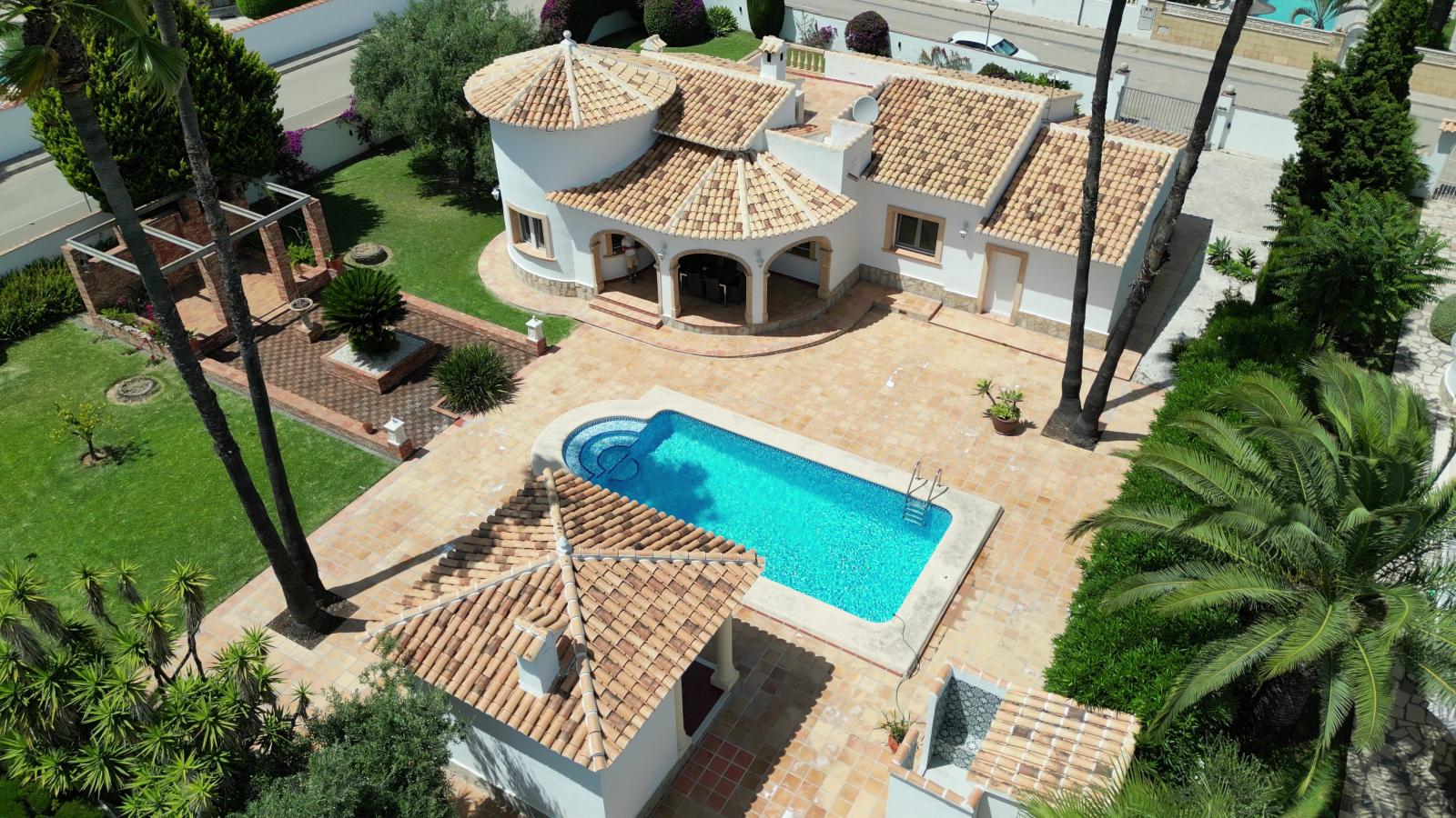 Villa de ensueño única cerca de Dénia, con una gran parcela esquinera y a pocos minutos a pie del mar.