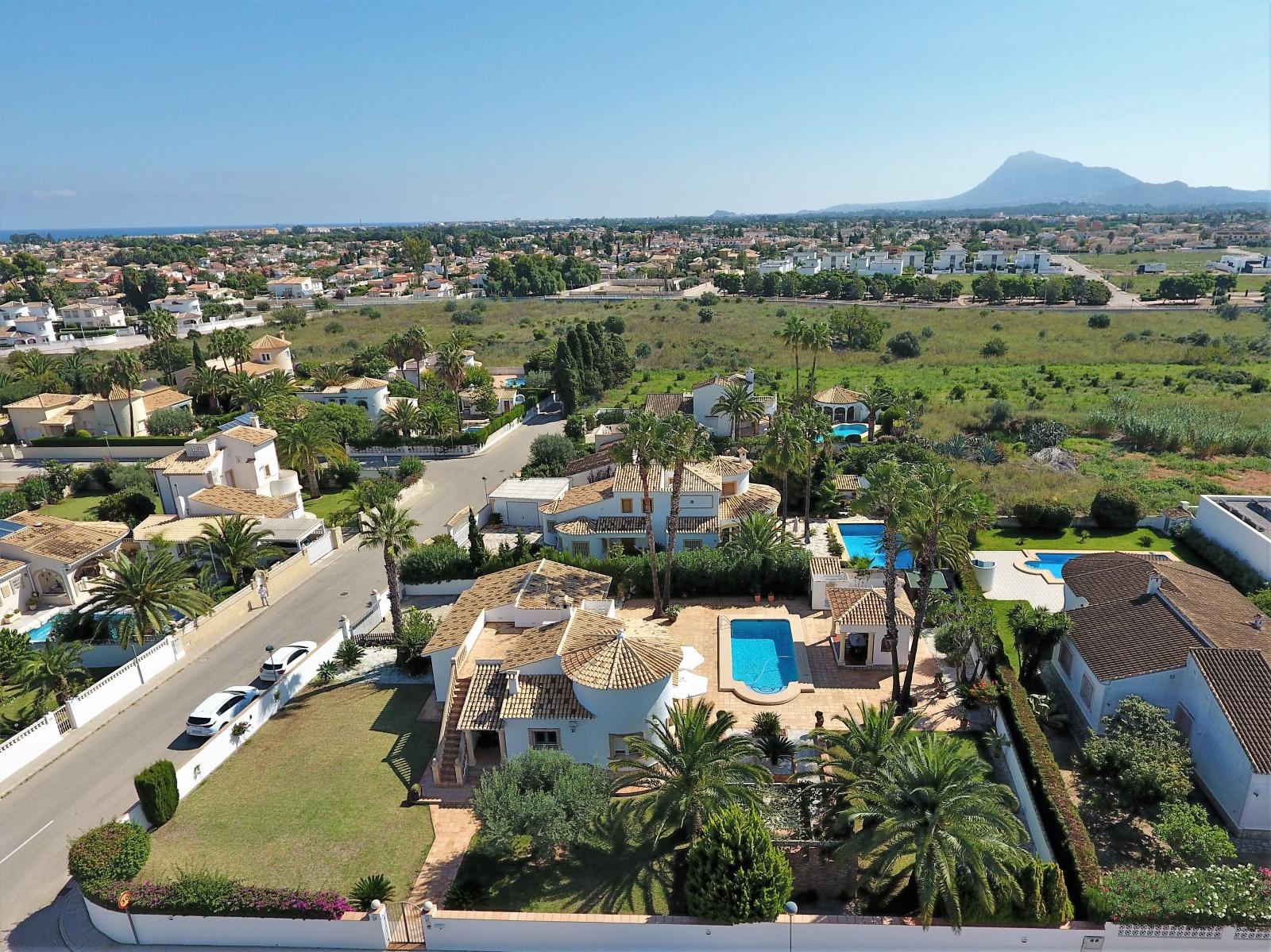 Villa de ensueño única cerca de Dénia, con una gran parcela esquinera y a pocos minutos a pie del mar.