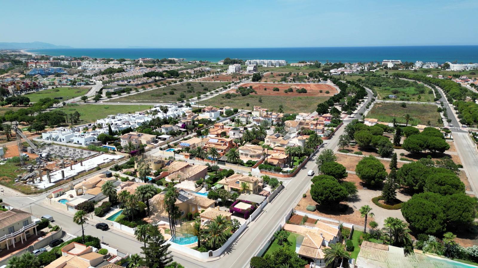Villa de ensueño única cerca de Dénia, con una gran parcela esquinera y a pocos minutos a pie del mar.