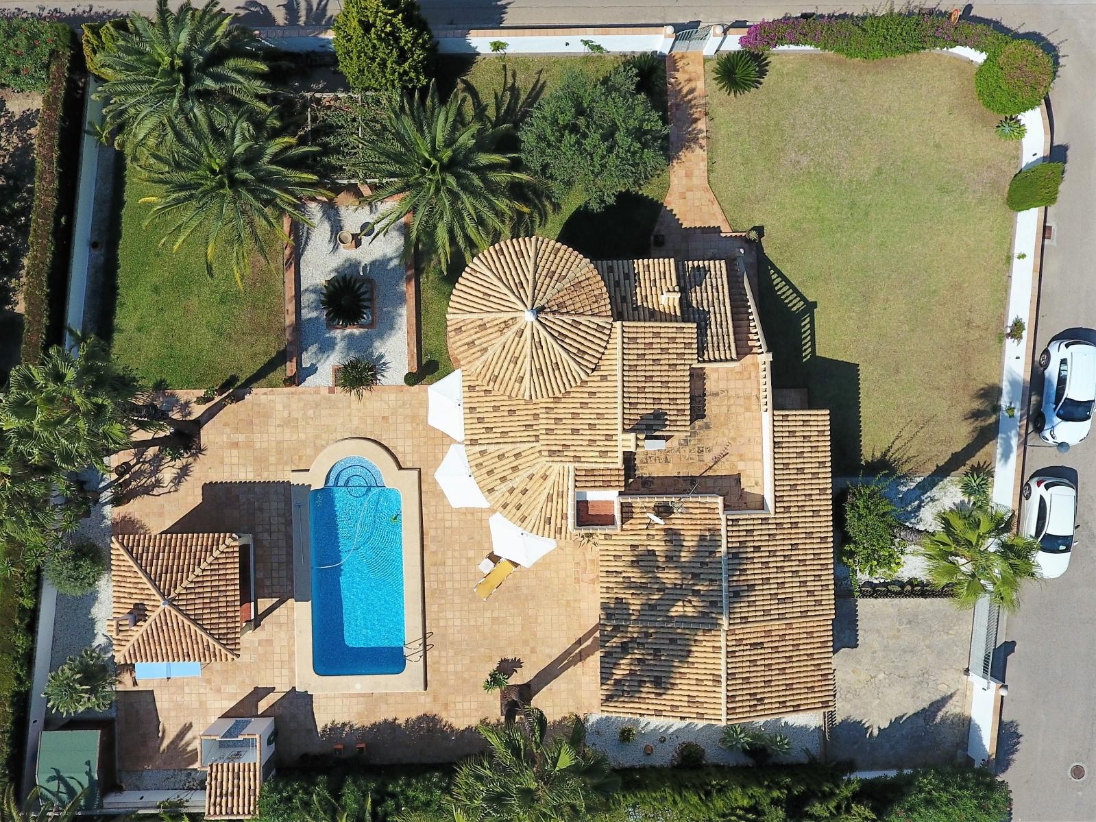 Villa de ensueño única cerca de Dénia, con una gran parcela esquinera y a pocos minutos a pie del mar.