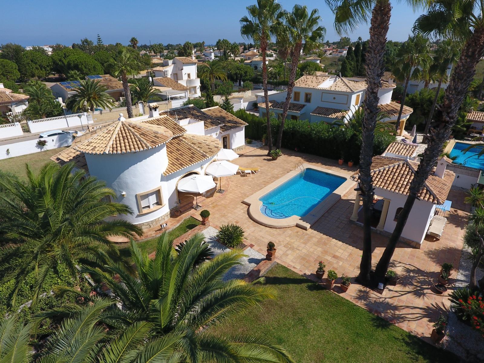 Villa de ensueño única cerca de Dénia, con una gran parcela esquinera y a pocos minutos a pie del mar.
