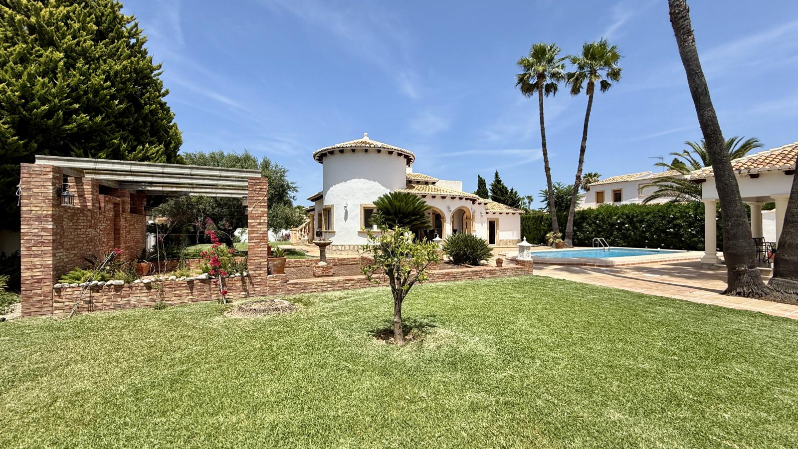 Villa de ensueño única cerca de Dénia, con una gran parcela esquinera y a pocos minutos a pie del mar.