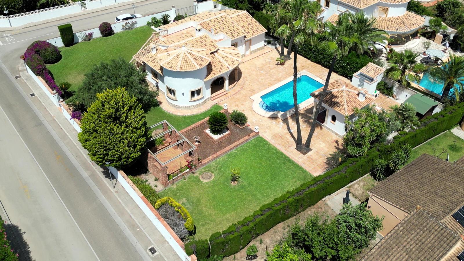 Villa de ensueño única cerca de Dénia, con una gran parcela esquinera y a pocos minutos a pie del mar.