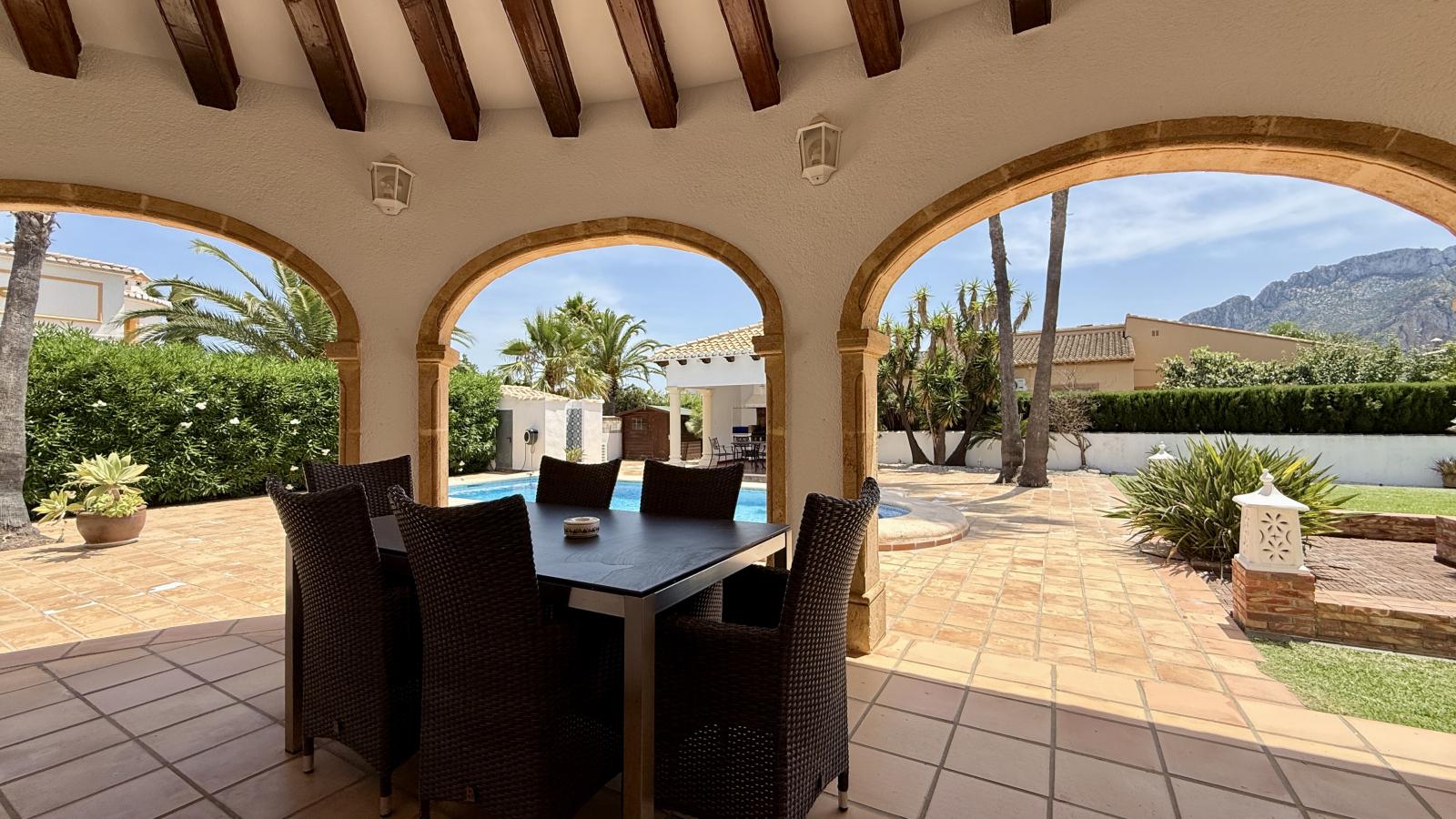 Villa de ensueño única cerca de Dénia, con una gran parcela esquinera y a pocos minutos a pie del mar.