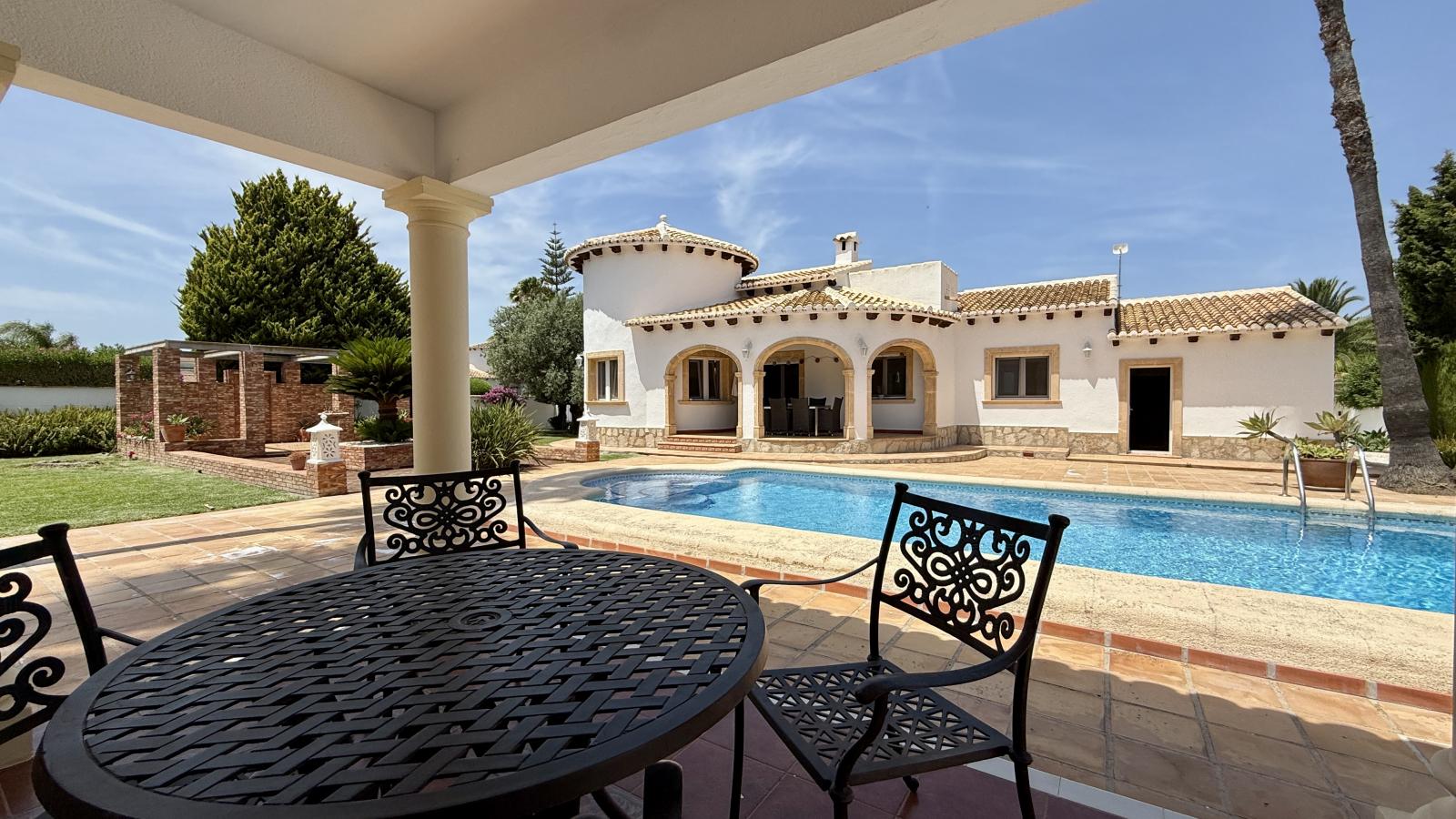Villa de ensueño única cerca de Dénia, con una gran parcela esquinera y a pocos minutos a pie del mar.