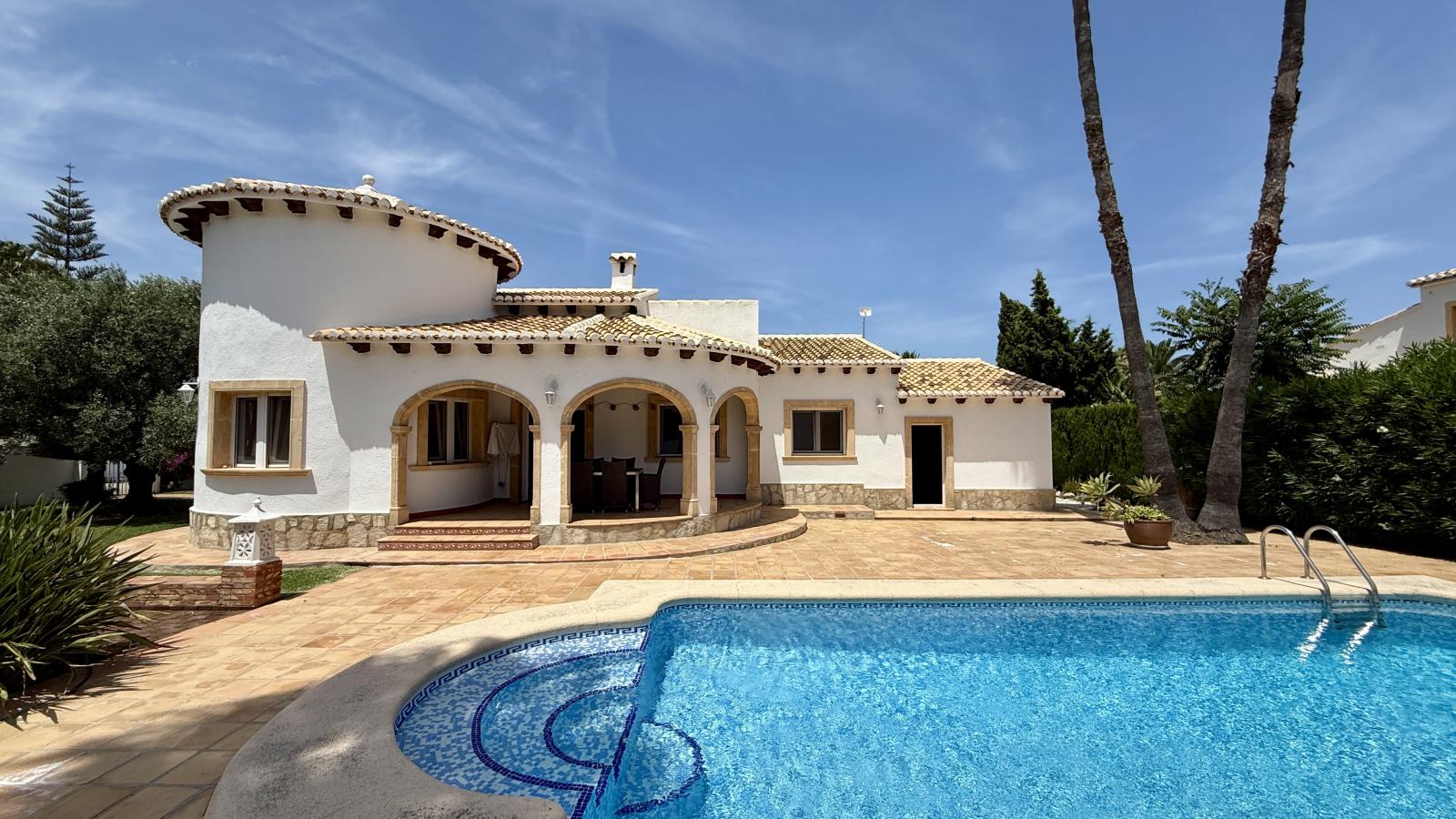 Villa de ensueño única cerca de Dénia, con una gran parcela esquinera y a pocos minutos a pie del mar.