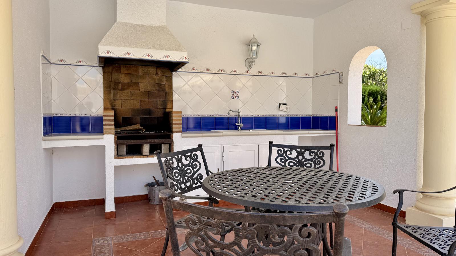 Villa de ensueño única cerca de Dénia, con una gran parcela esquinera y a pocos minutos a pie del mar.