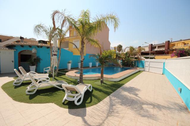 Strandvilla mit Pool und 2 Wohnungen, 6 Schlafzimmer, direkter Zugang zum Dünenstrand von Oliva