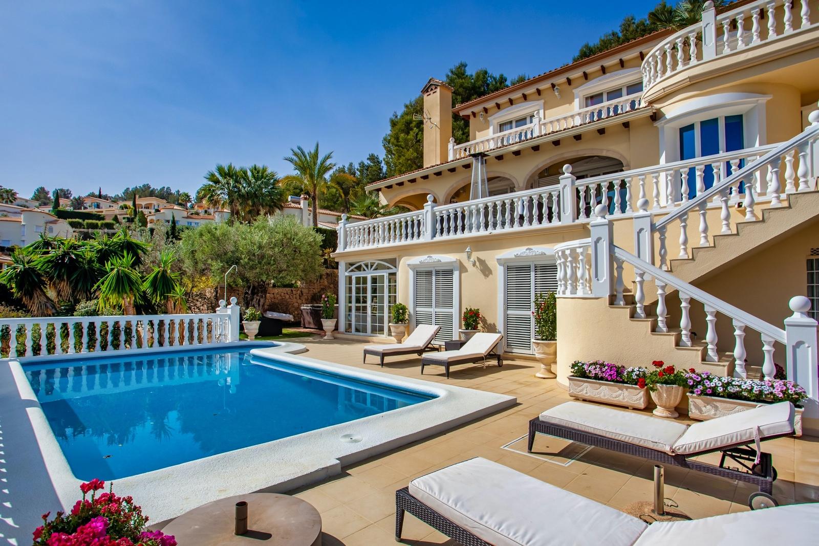 Einzigartige Villa in einer schönen privaten Entwicklung neben dem La Sella Golf mit freiem Blick und in perfektem Zustand.