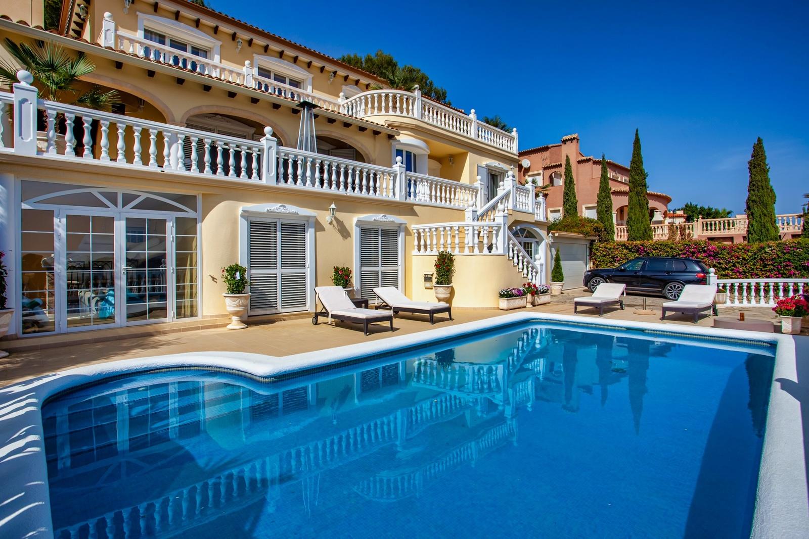 Einzigartige Villa in einer schönen privaten Entwicklung neben dem La Sella Golf mit freiem Blick und in perfektem Zustand.