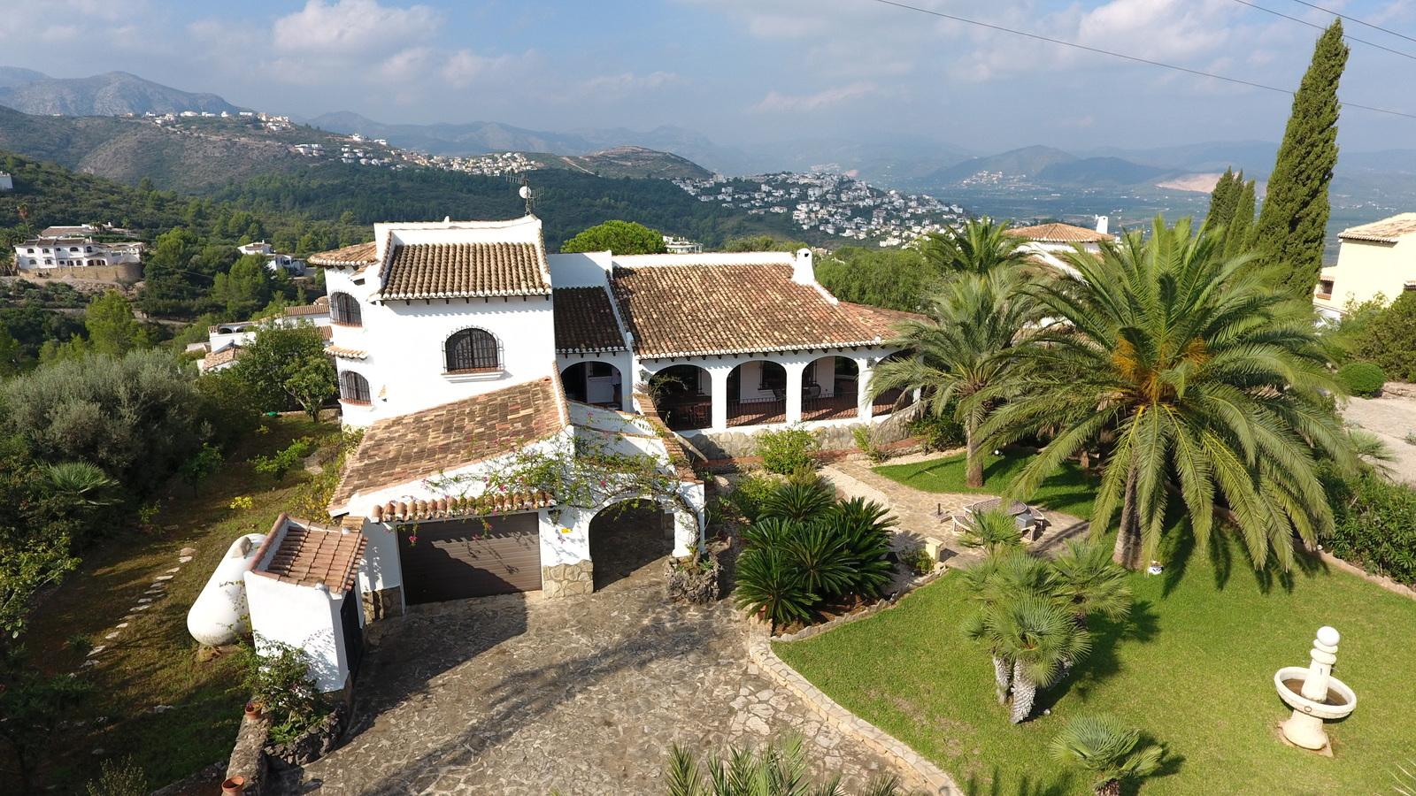 Villa with large plot and level access, magnificent views, large terraces, BBQ, central heating, air conditioning, garage and much more.