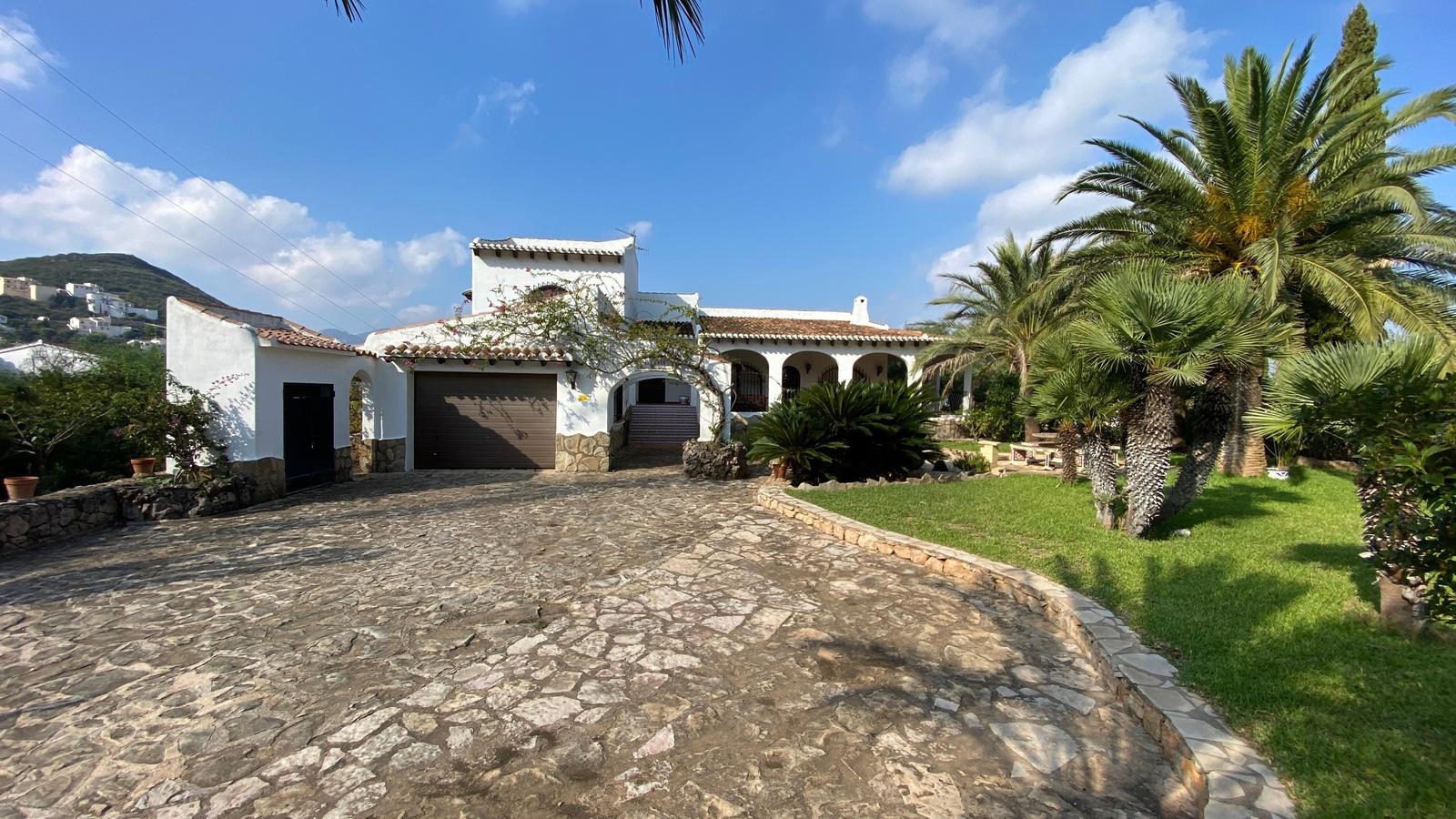 Villa with large plot and level access, magnificent views, large terraces, BBQ, central heating, air conditioning, garage and much more.