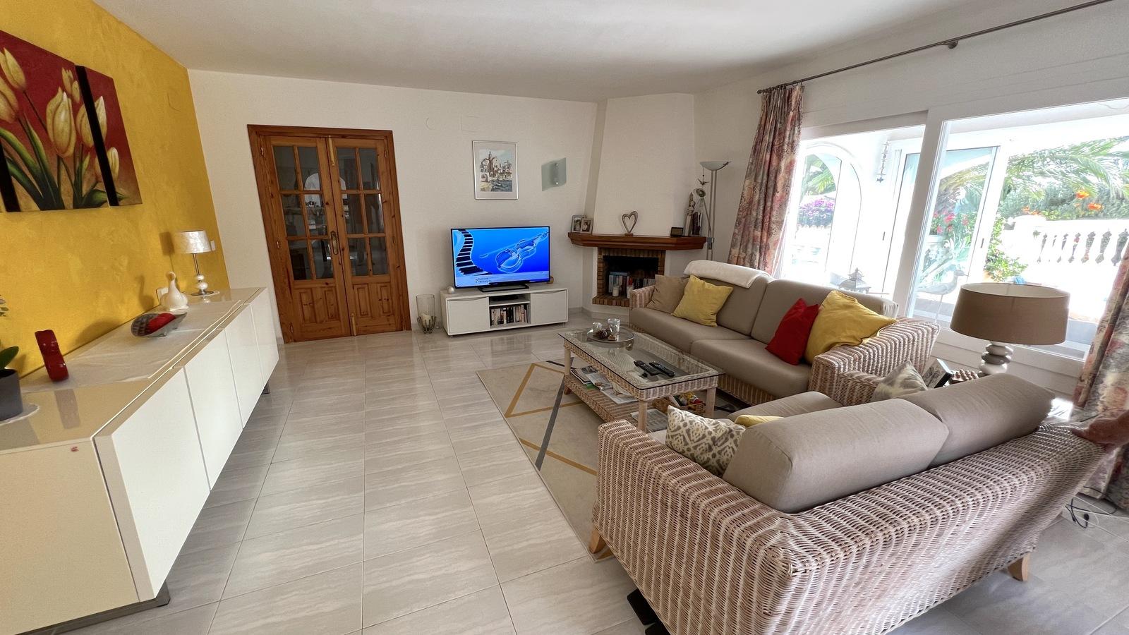 Top maintained villa, quiet and sunny only 200 metres from the sea.