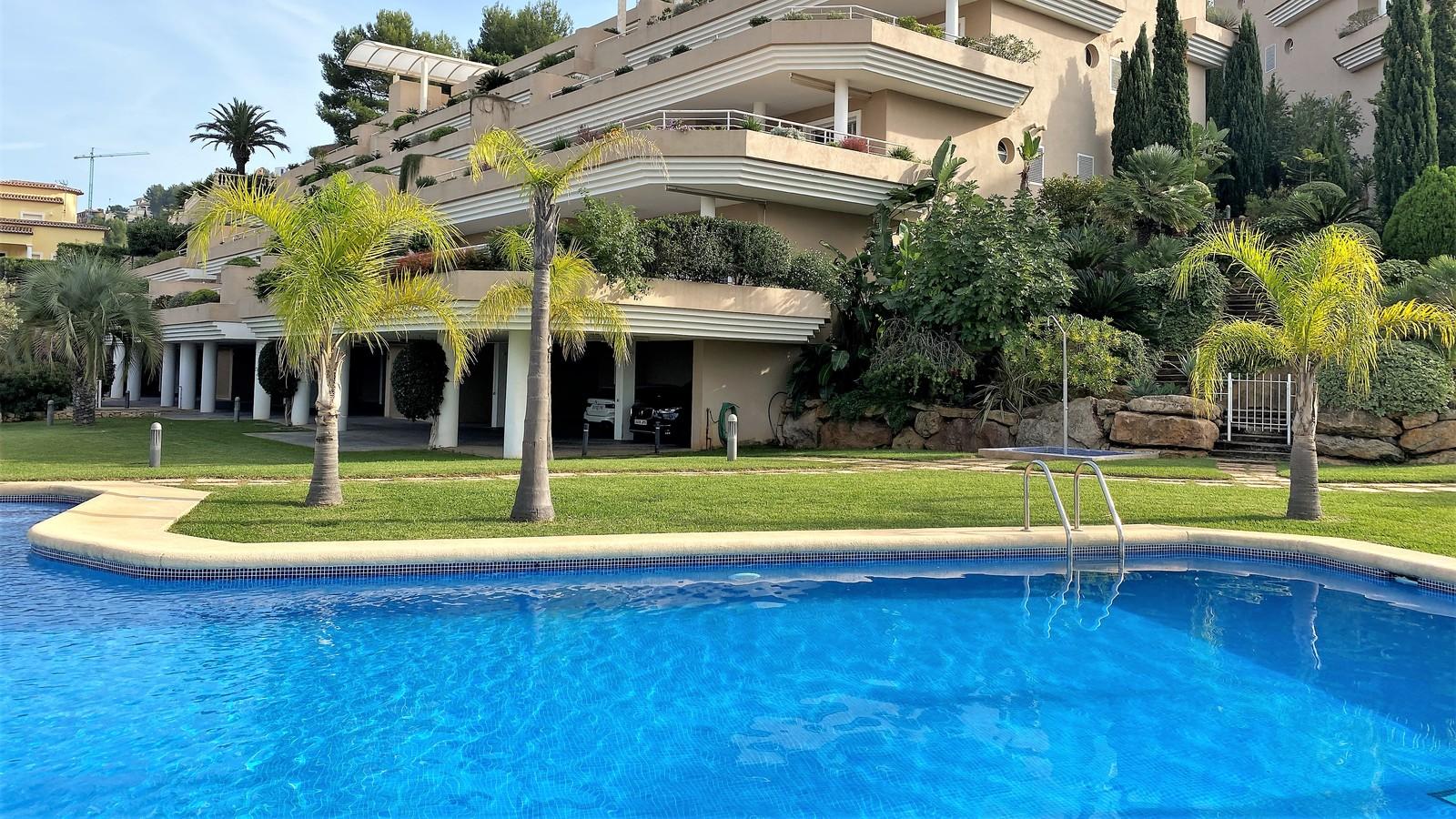 Ein-Zimmer-Wohnung in bester Lage in La Sella mit Pool und Meerblick