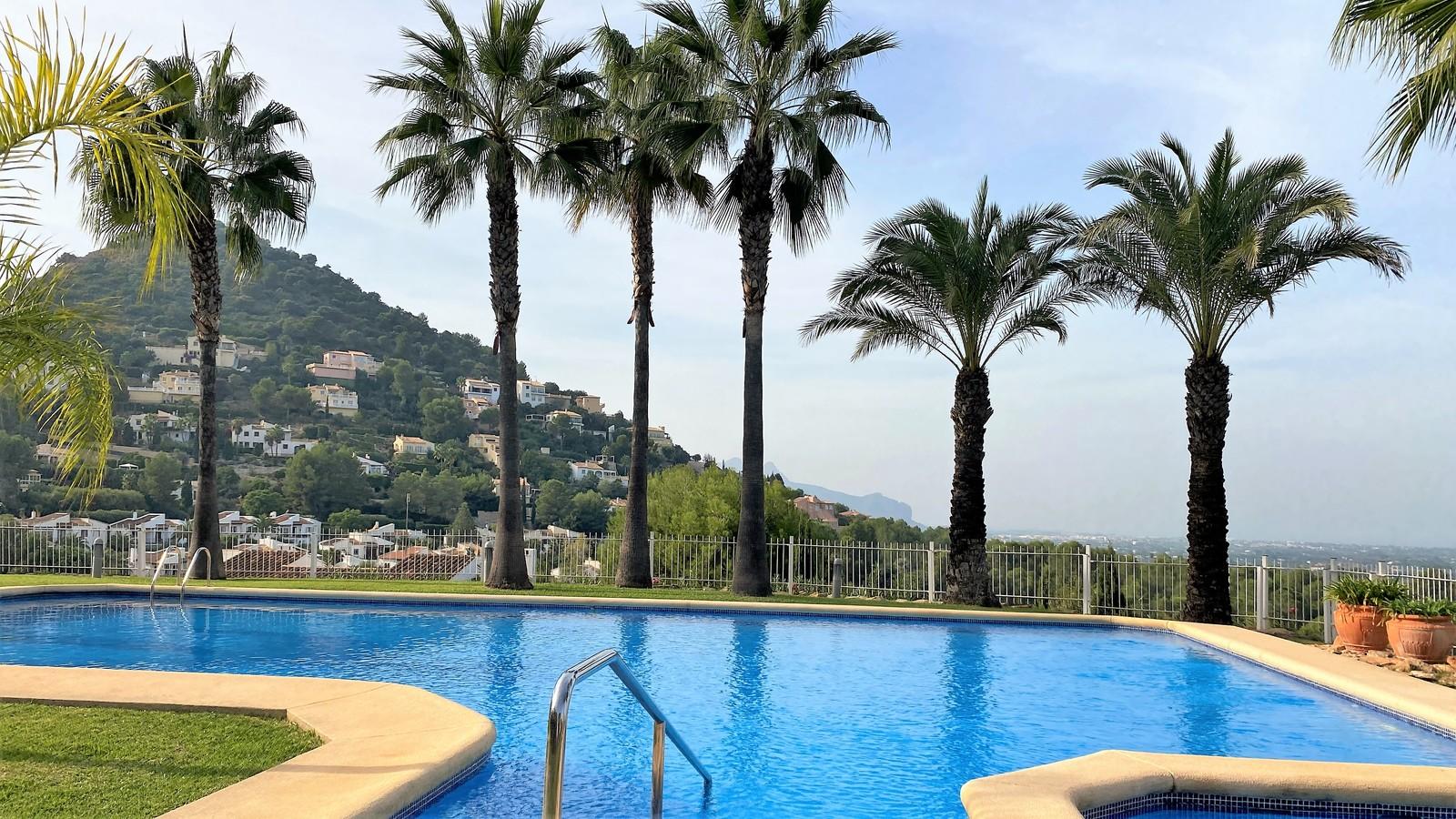 Ein-Zimmer-Wohnung in bester Lage in La Sella mit Pool und Meerblick