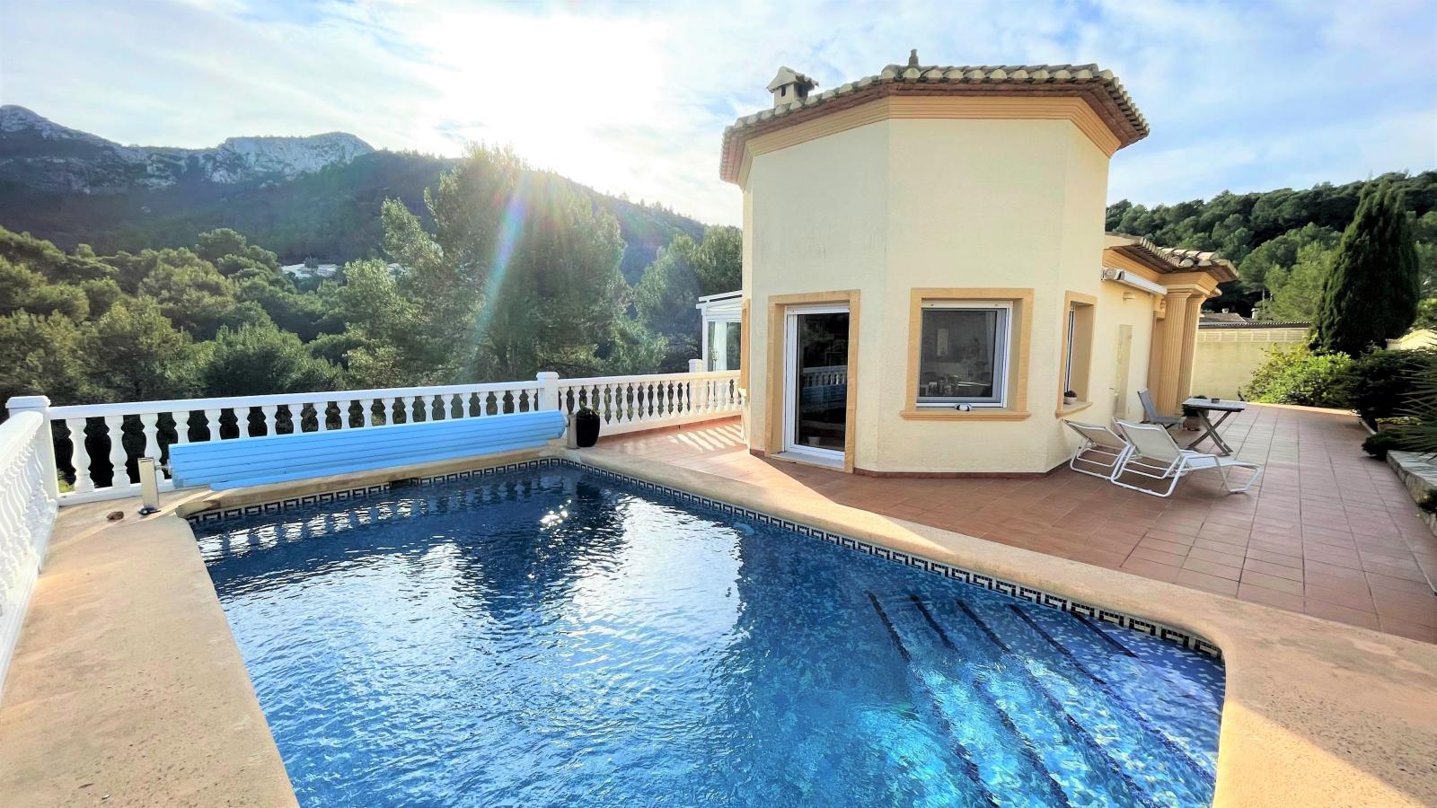 ¡Hermosa villa con vistas al mar en una ubicación privilegiada, con calefacción por suelo radiante, piscina, cochera, jardín de invierno y mucho más!