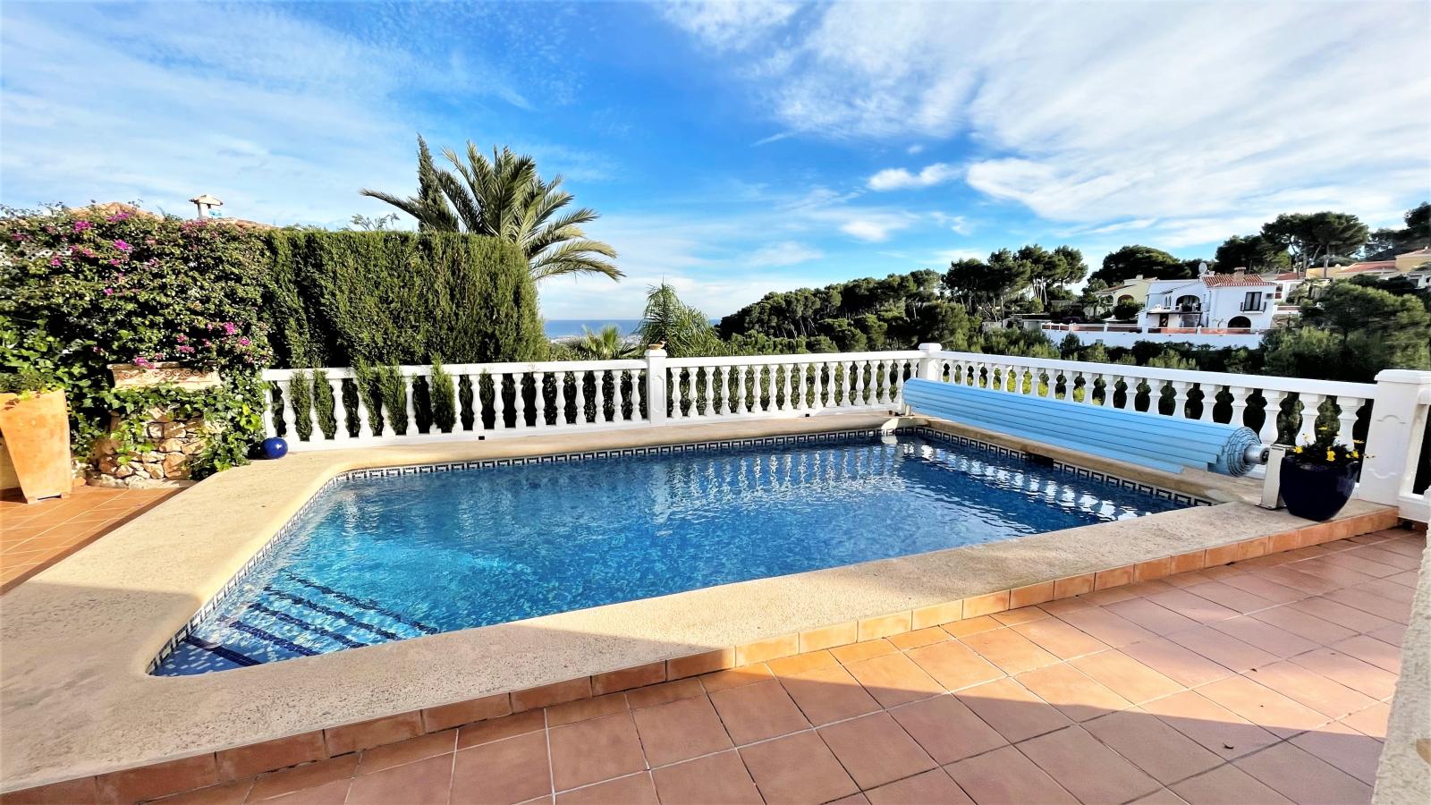 ¡Hermosa villa con vistas al mar en una ubicación privilegiada, con calefacción por suelo radiante, piscina, cochera, jardín de invierno y mucho más!