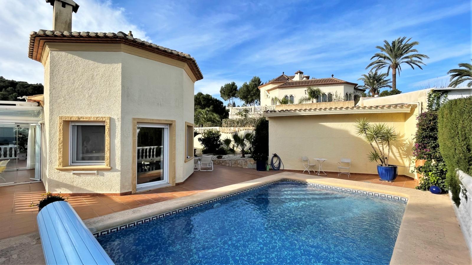 Magnifique villa avec vue sur la mer dans un endroit privilégié, avec chauffage au sol, piscine, carport, jardin d'hiver et bien plus encore !
