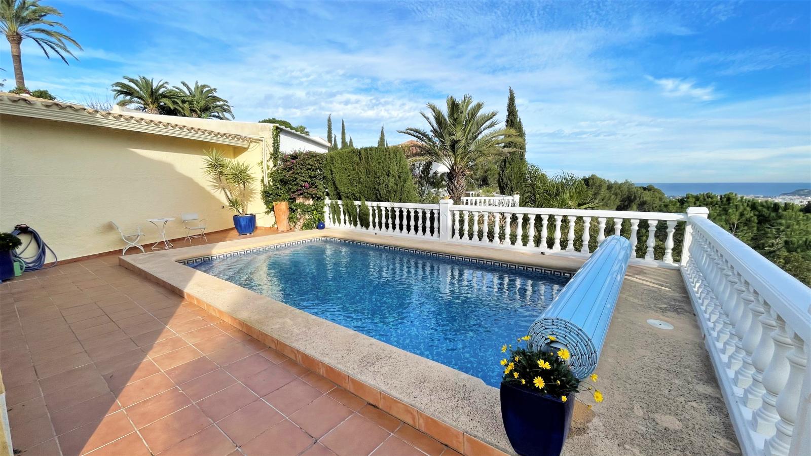 Wunderschöne Villa mit Meerblick in bevorzugter Lage, mit Fußbodenheizung, Pool, Carport, Wintergarten und vieles mehr!