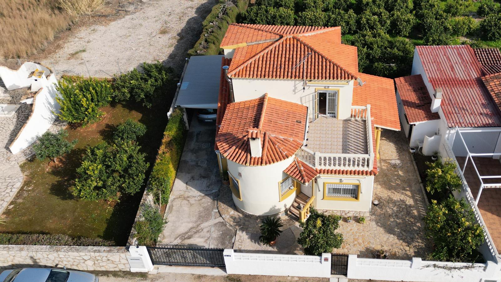 Charming villa in quiet residential area of Els Poblets, walking distance to the sea.