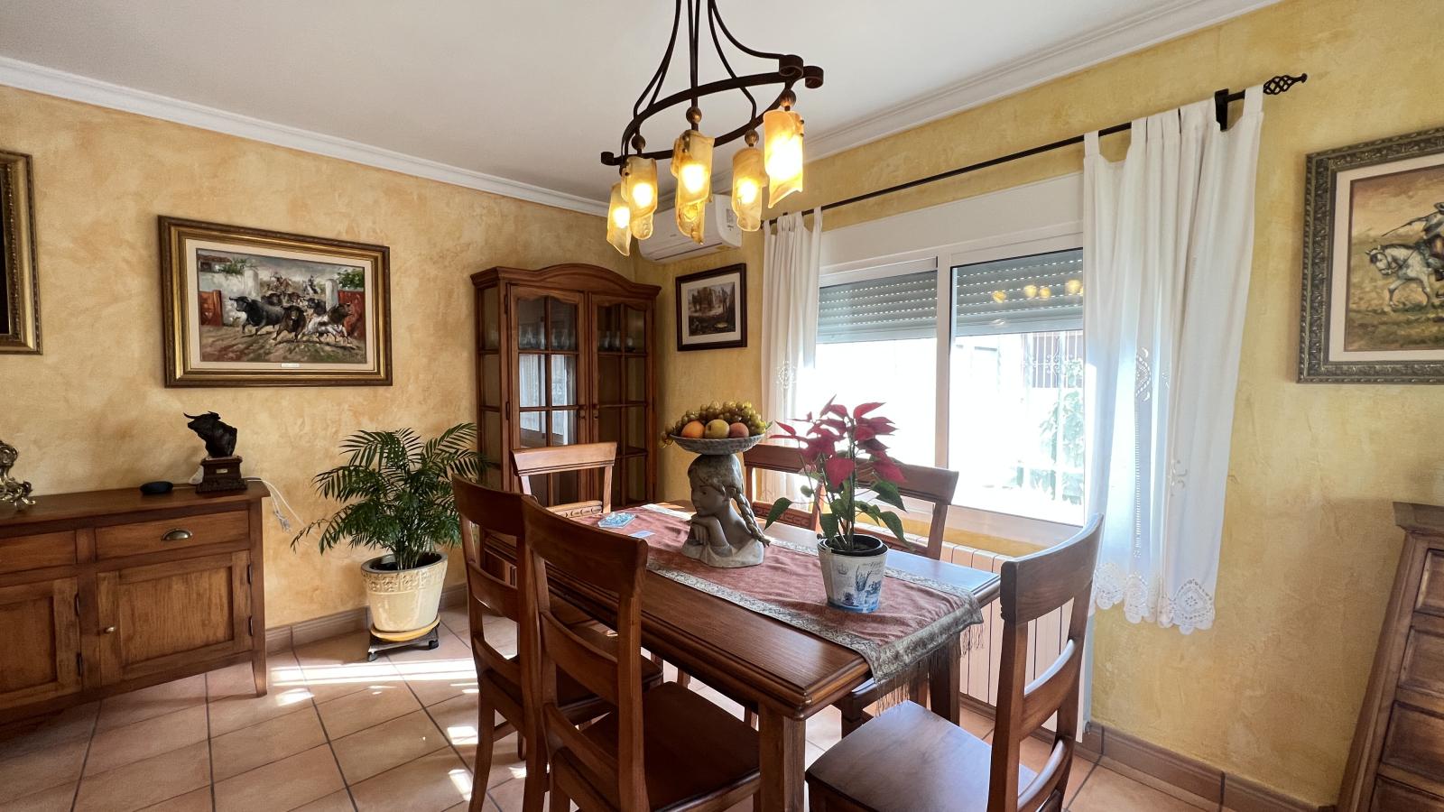 Charming villa in quiet residential area of Els Poblets, walking distance to the sea.
