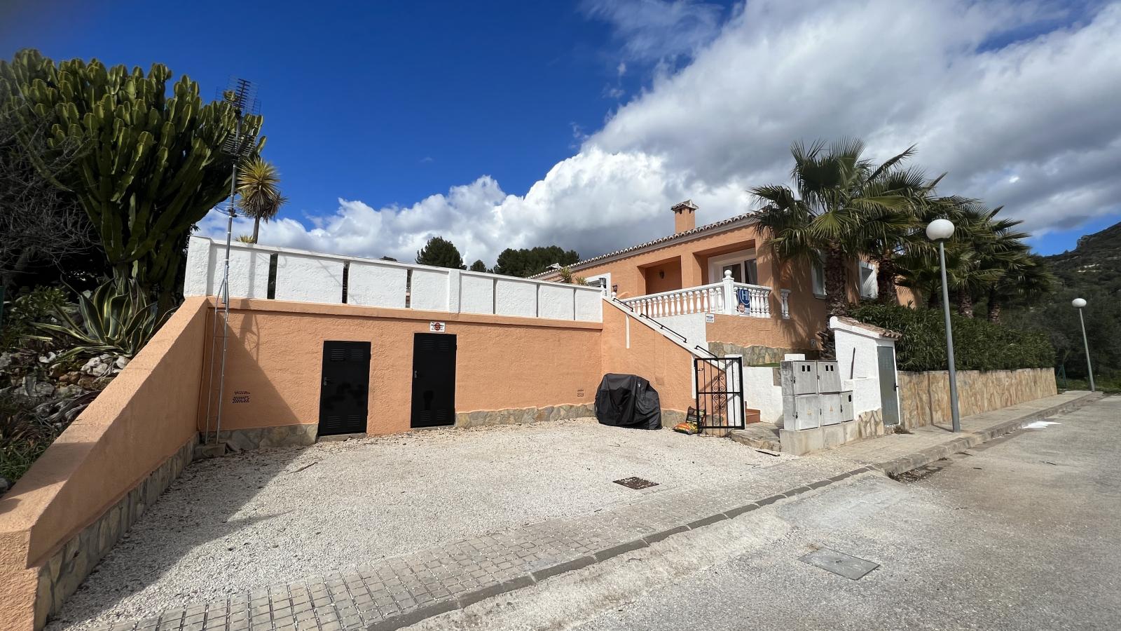 2 bedroom semi-detached house with communal pool in Alcalali.