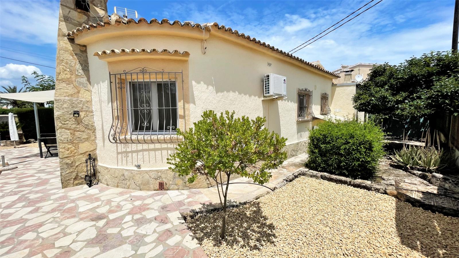 Lovely villa in Els Poblets, with pool, central heating, air conditioning , conservatory and much more!