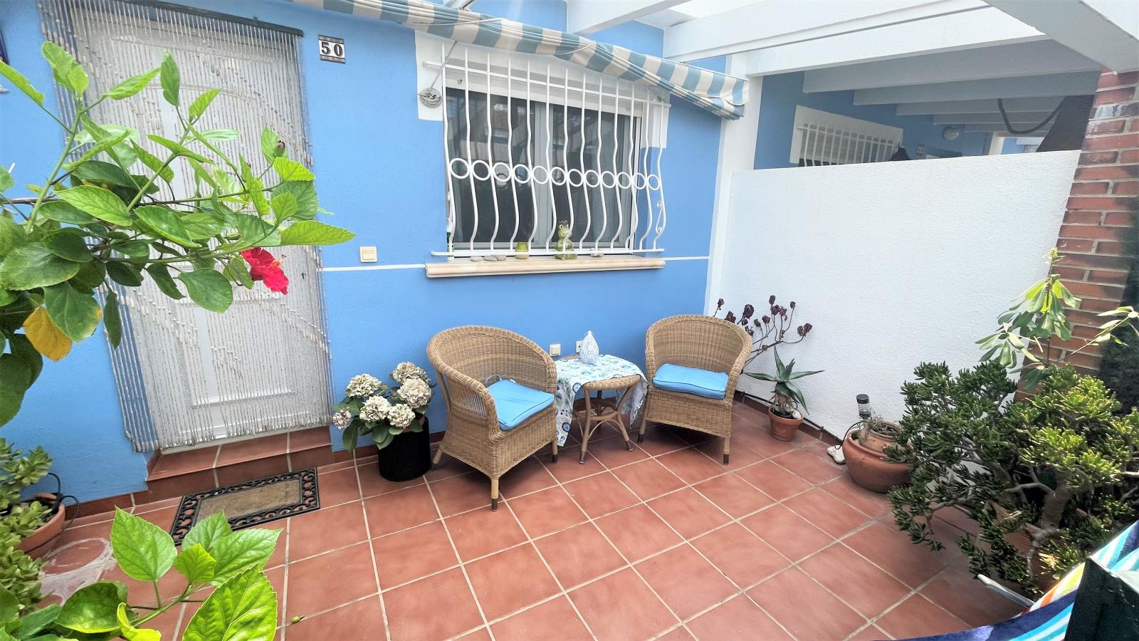 Beautiful, well-maintained terraced house 50 metres from the beach, own garage with access to the house, air conditioning, fireplace, patio, and much more!