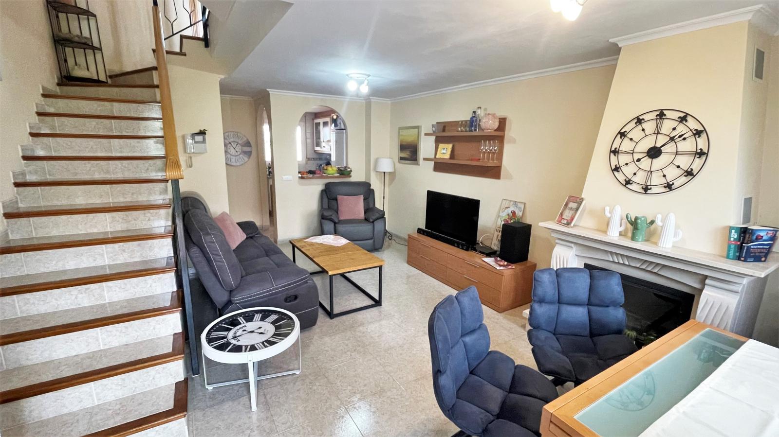 Beautiful, well-maintained terraced house 50 metres from the beach, own garage with access to the house, air conditioning, fireplace, patio, and much more!