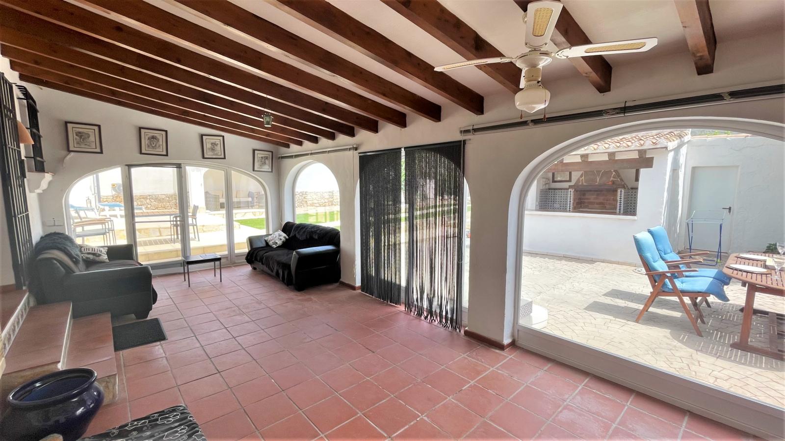 Fantastic villa on Monte Pego with all the extras: Flat plot, guest house, pool, photovoltaic, carport, winter garden, fitness room and much more!