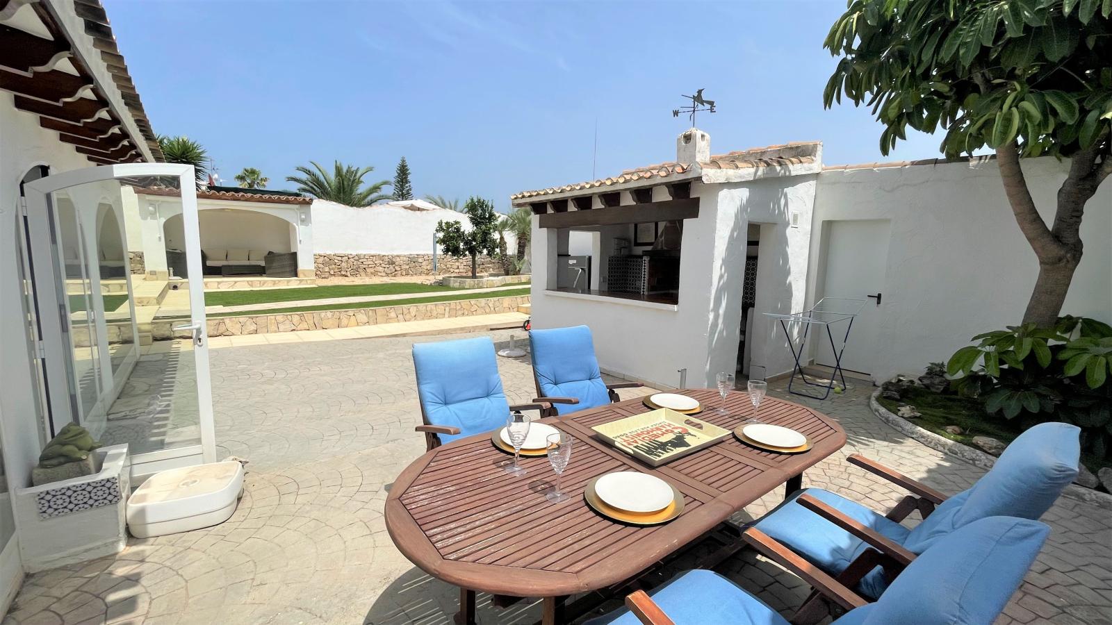 Fantastic villa on Monte Pego with all the extras: Flat plot, guest house, pool, photovoltaic, carport, winter garden, fitness room and much more!