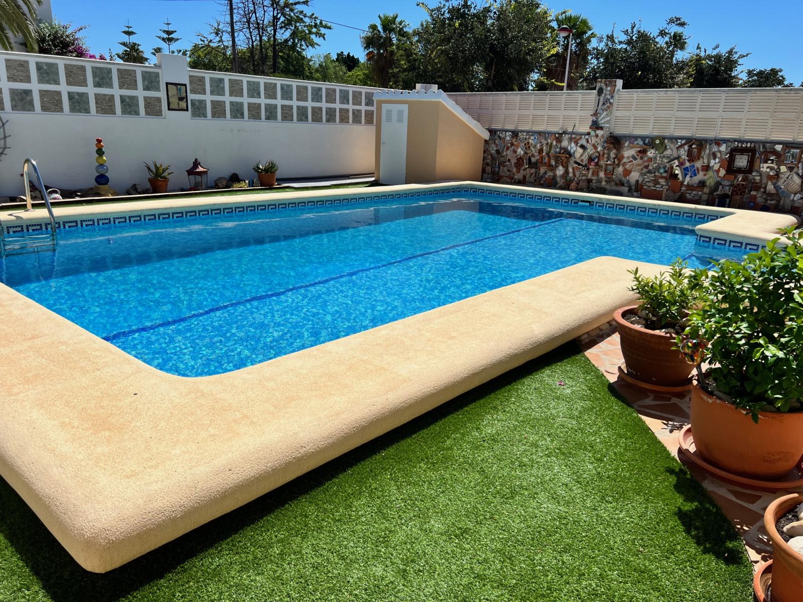 Soleado chalet en Els Poblets con garaje y piscina