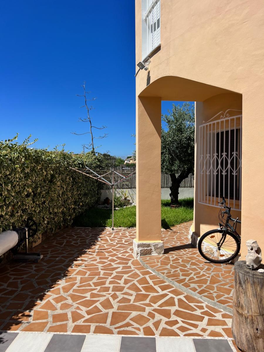 Maison individuelle ensoleillée à Els Poblets avec garage et piscine