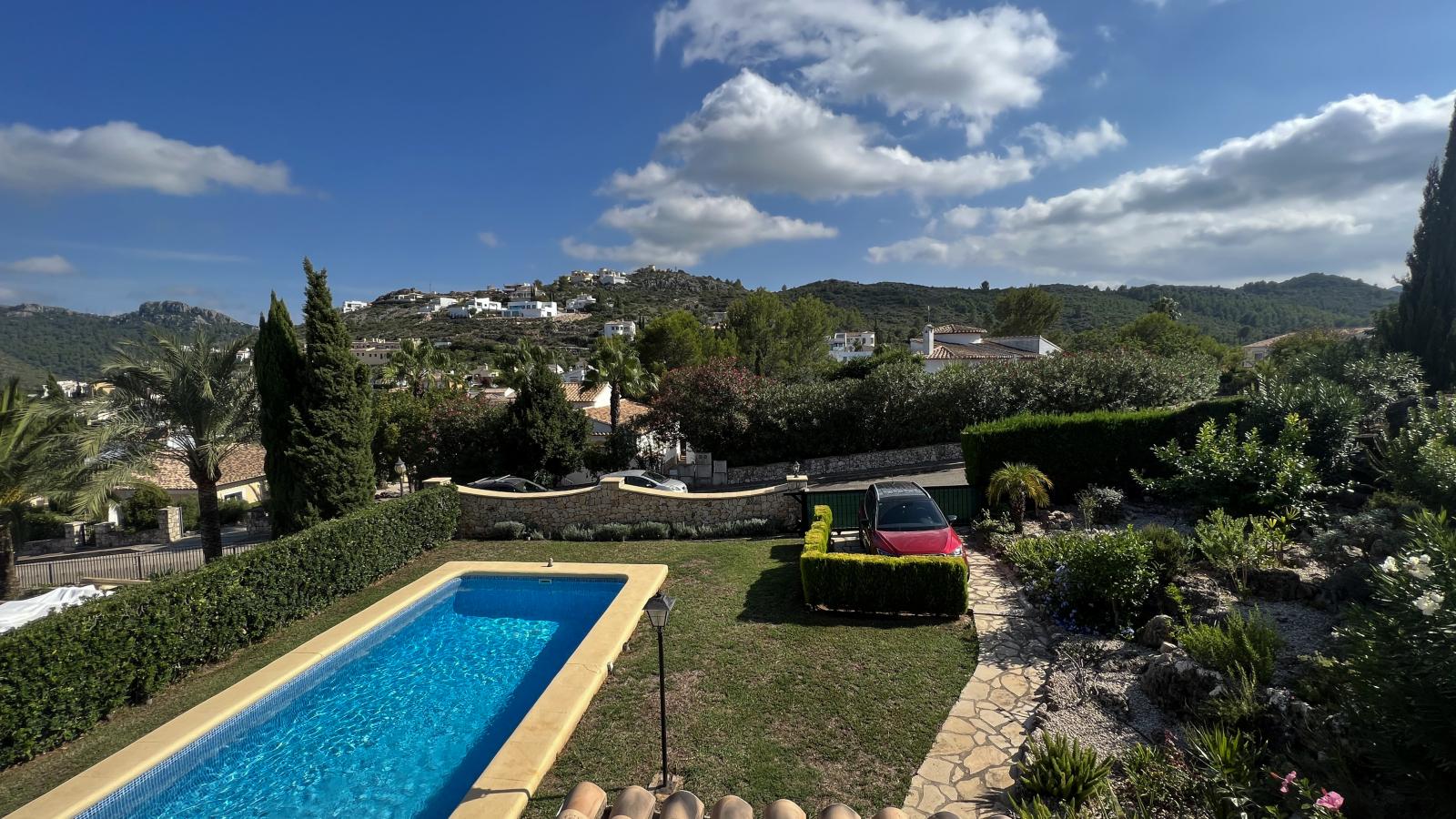 Gran chalet familiar mediterráneo con piscina y 3 dormitorios, en una tranquila zona residencial de Rafol de Almunia.