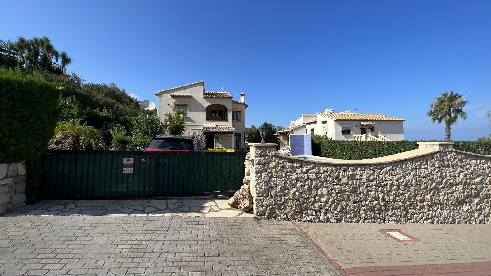 Large, Mediterranean family villa with pool and 3 bedrooms, in a quiet residential area of Rafol de Almunia.