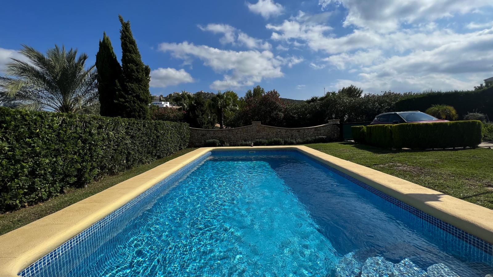Gran chalet familiar mediterráneo con piscina y 3 dormitorios, en una tranquila zona residencial de Rafol de Almunia.