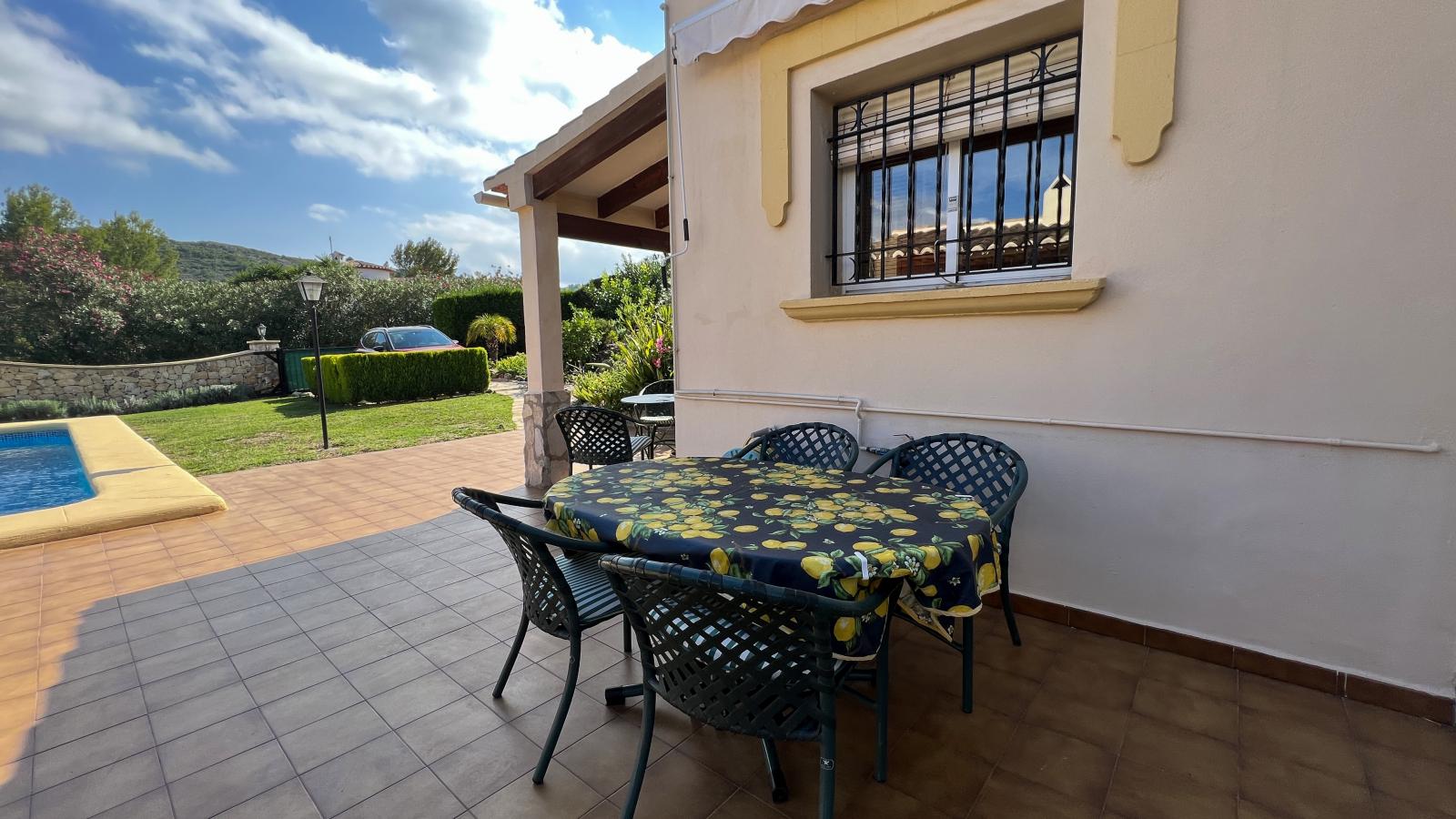 Large, Mediterranean family villa with pool and 3 bedrooms, in a quiet residential area of Rafol de Almunia.